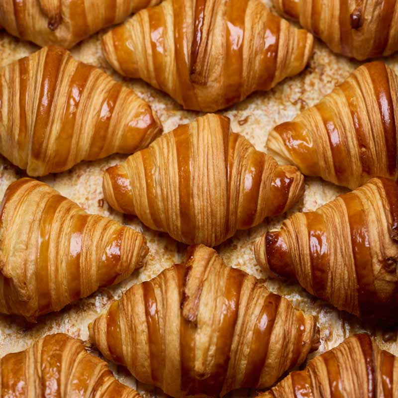 Les croissants qui sortent du four de la boulangerie pâtisserie Carton à Paris