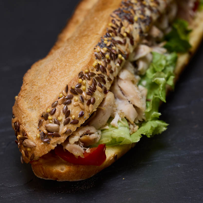 Un sandwich complet au poulet de la boulangerie pâtisserie Carton à Paris