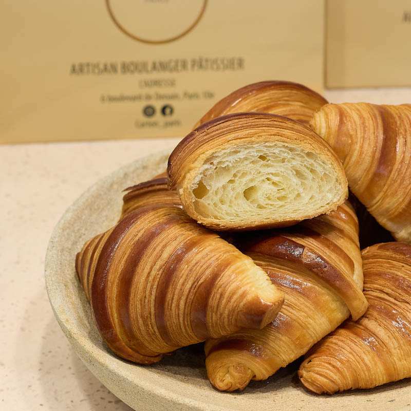 L'intérieur d'un croissant de la boulangerie pâtisserie Carton à Paris